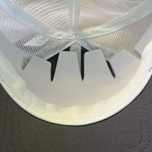 💕HP💕NWT! Salt Life gray trucker hat - adjustable w/logo patch - Picture 4 of 4